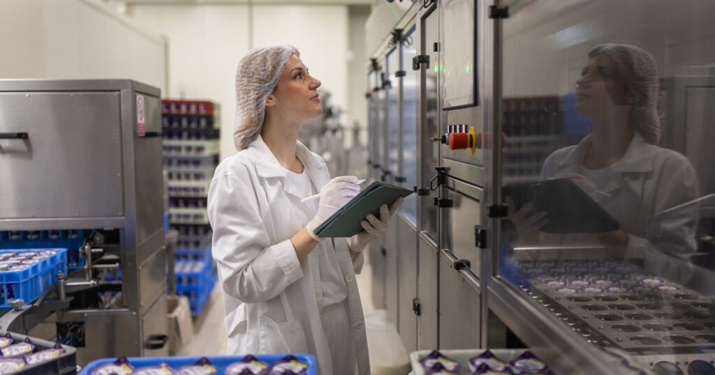 Empleado que realiza una inspección alimentaria