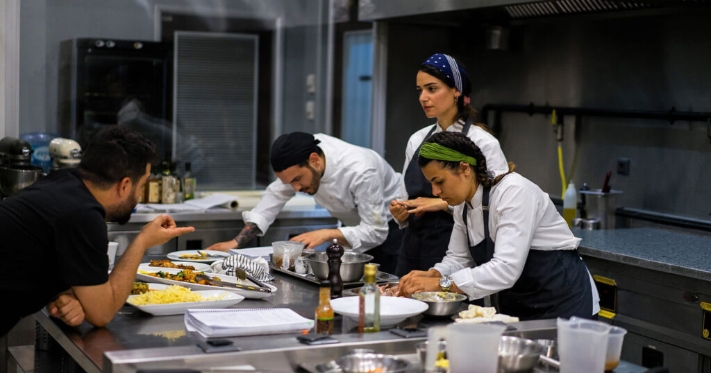 Personal de cocina trabajando